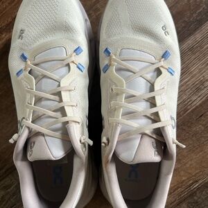 On Cloud Women's Athletic Shoes - White and pale Lavender
Like New!